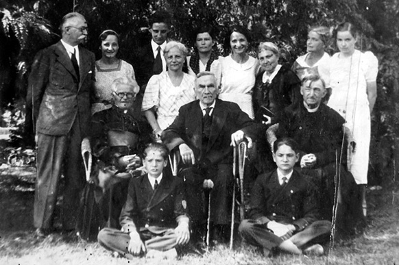 Pan Roman w Drozdowie w otoczeniu rodziny Niklewiczów i księży - Krysiaka (z lewej) i Mielnickiego (z prawej), podczas swoich ostatnich imienin 9 sierpnia 1938 r.