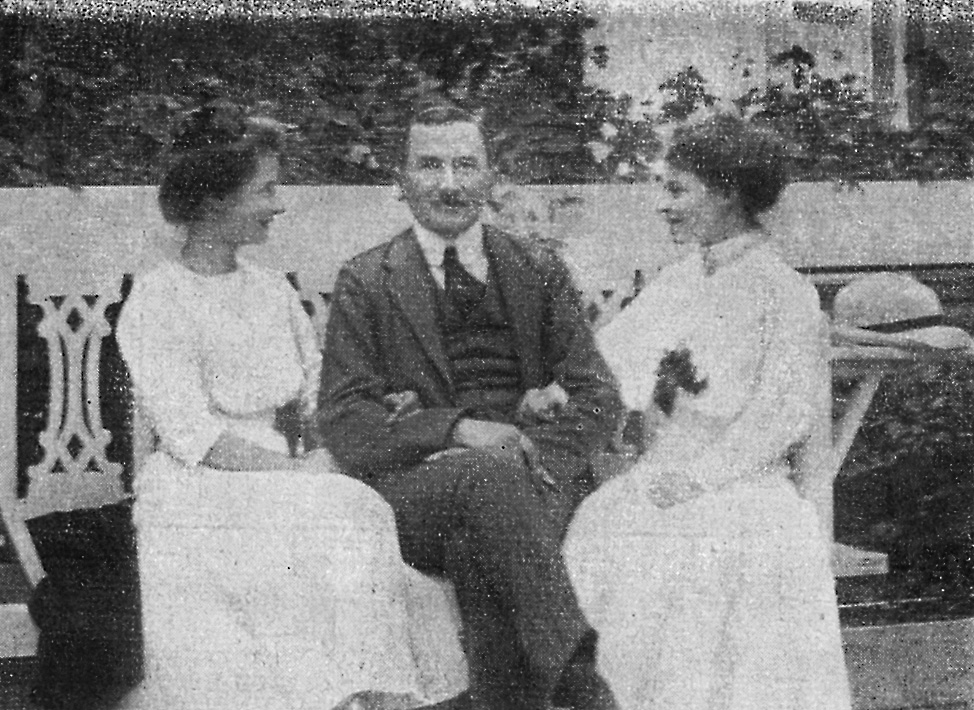 Pan Roman z siostrami Lutosławskimi<br>
Marią (po lewej) i Izabelą (po prawej) w 1911 r. w Drozdowie