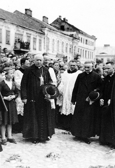 Ks.Biskup Łukomski (po prawej) z kardynałem Hlondem w Łomży