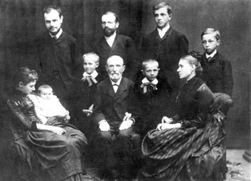Rodzina Lutosławskich<br>
siedzą: Sofia z Manitką i Paulina<br>
stoją: Wincenty, Kazimierz, Stanisław, Józef, Marian i Jan
