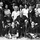 Pan Roman w Drozdowie w otoczeniu rodziny Niklewiczów i księży - Krysiaka (z lewej) i Mielnickiego (z prawej), podczas swoich ostatnich imienin 9 sierpnia 1938 r.