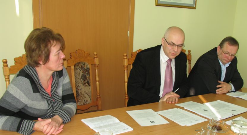Na zdjęciu od lewej: Elżbieta Parzych - Członek Zarządu, Lech Szabłowski - Starosta, Adam Sowa - Członek Zarządu