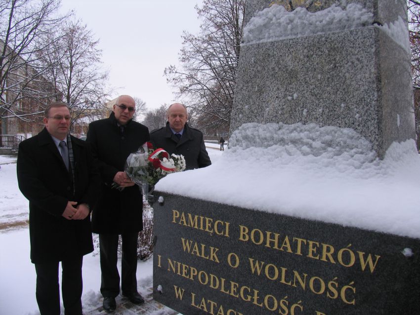 Od lewej: Adam Sowa - Wicestarosta, Lech Szabłowski - Starosta, Kazimierz Polkowski - radny, Wiceprzewodniczący NSZZ 