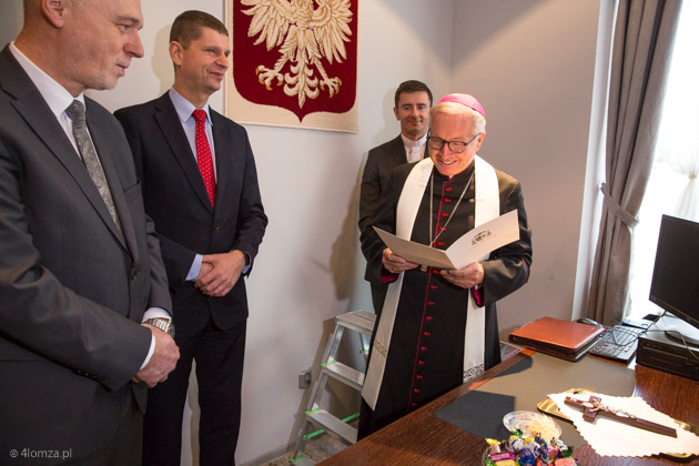 Od lewej: Senator RP Marek Komorowski, Minister Edukacji Narodowej Dariusz Piontkowski, Biskup Łomżyński Janusz Stepnowski, Ksiądz Jacek Kotowski