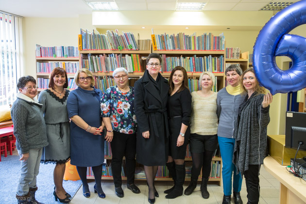 Na zdjęciu: pracownicy Miejskiej Biblioteki Publicznej w Łomży, Wicestarosta Łomżyński Maria Dziekońska