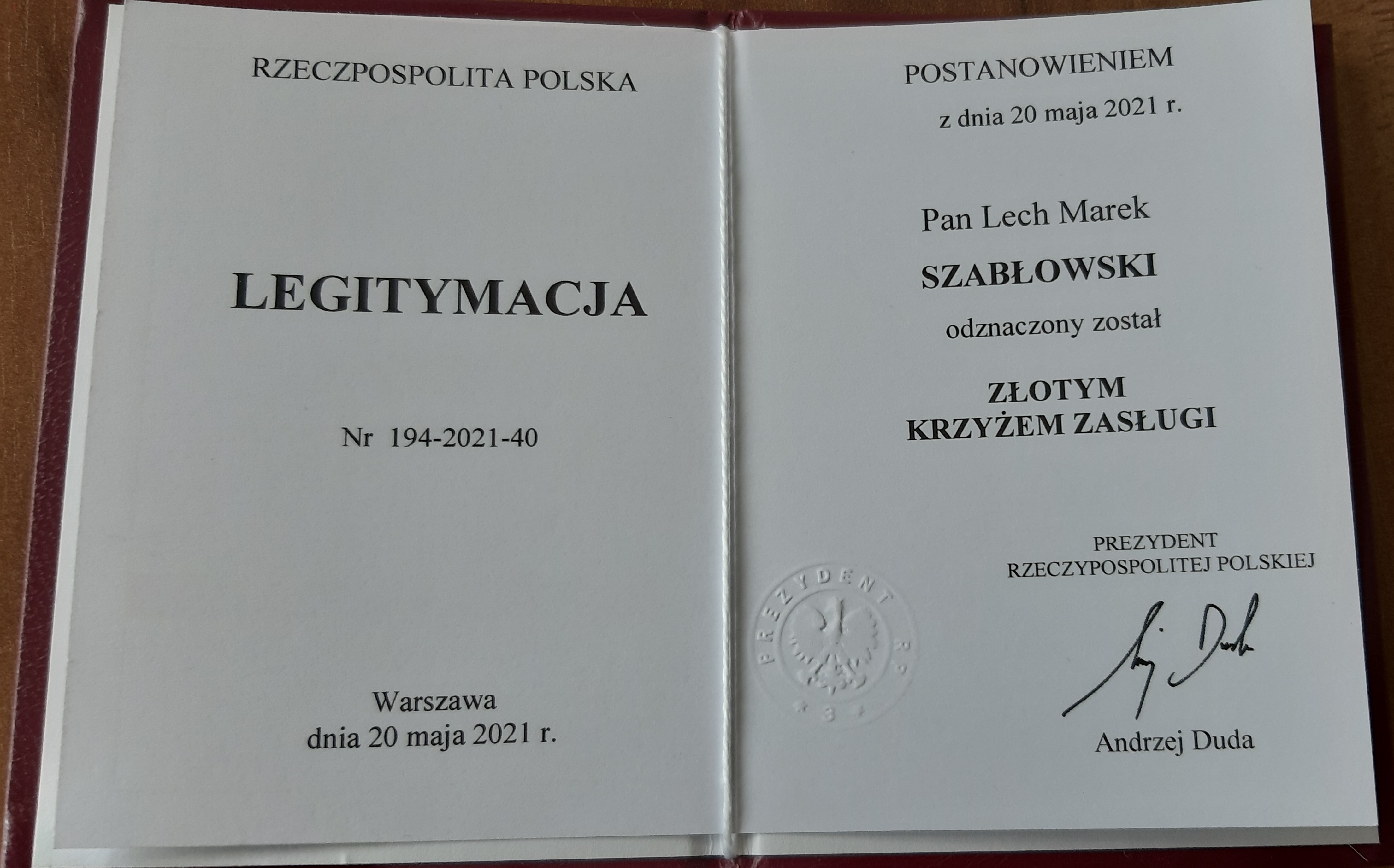 Legitymacja potwierdzająca nadanie Złotego Krzyża Zasługi dla Lecha Marka Szabłowskiego - Starosty Łomżyńskiego