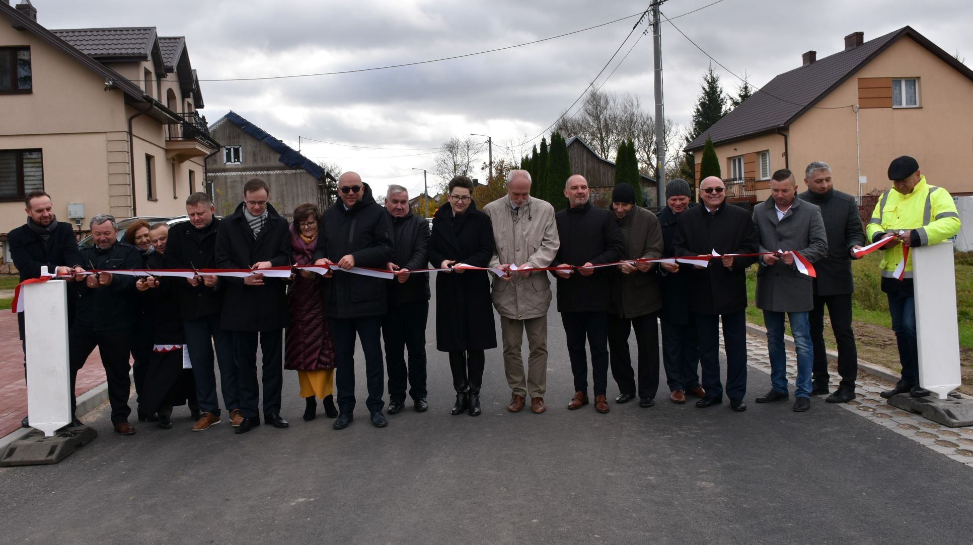 22.10.2021 r. Oficjalne otwarcie i poświęcenie drogi powiatowej nr 1855B w miejscowości Kobylin, na zdjęciu: przecięcie wstęgi