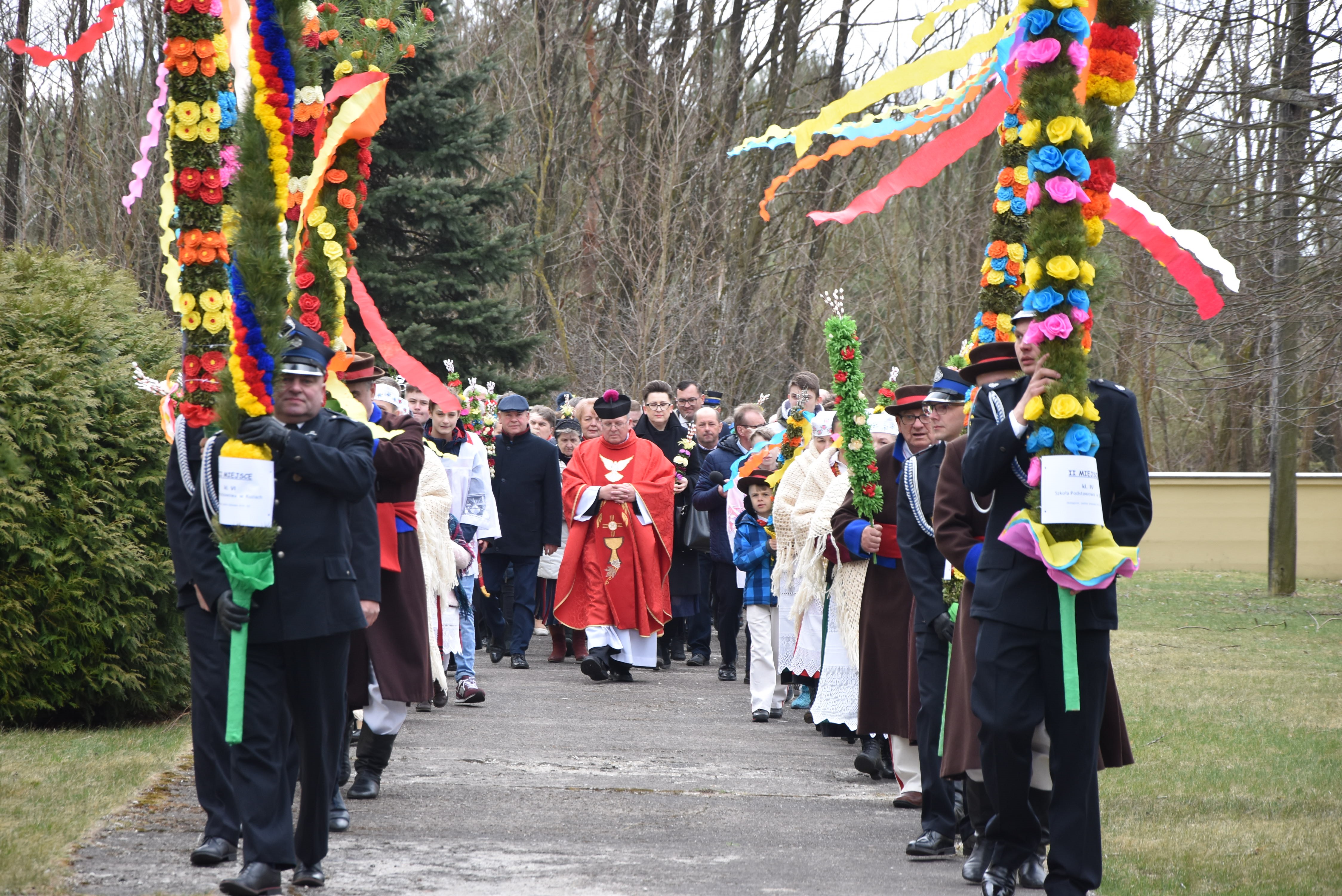 10.04.2022 r. Świętowaliśmy XXIV Niedzielę Rozmaitości Wielkanocnych w Zbójnej; procesja z palmami wokół kościoła