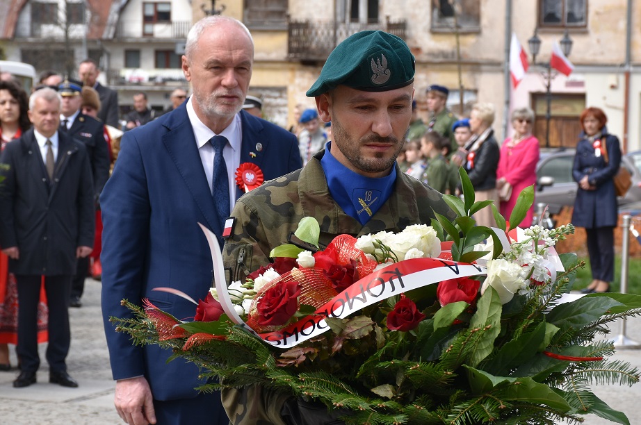 03.05.2022 r. 231. rocznica uchwalenia Konstytucji 3 Maja; na zdjęciu Senator RP Marek Komorowski składa kwiaty przed pomnikiem Żołnierzy 33. Pułku Piechoty