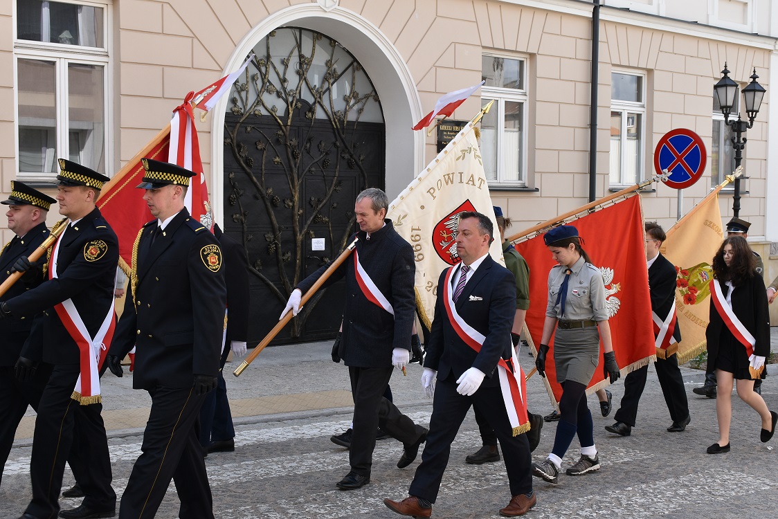 03.05.2022 r. 231. rocznica uchwalenia Konstytucji 3 Maja, przemarsz do Łomżyńskiej Katedry