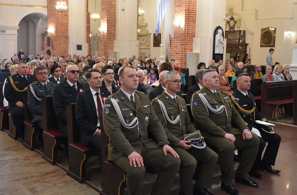 03.05.2022 r. 231. rocznica uchwalenia Konstytucji 3 Maja, Msza Święta w intencji Ojczyzny w Łomżyńskiej Katedrze, na zdjęciu uczestnicy wydarzenia