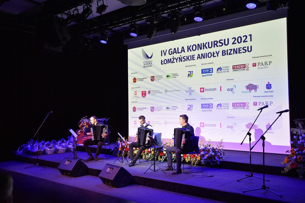 12.05.2022 r. IV Gala Łomżyńskich Aniołów Biznesu; Gala rozpoczęła się koncertem zespołu Art of Trio.