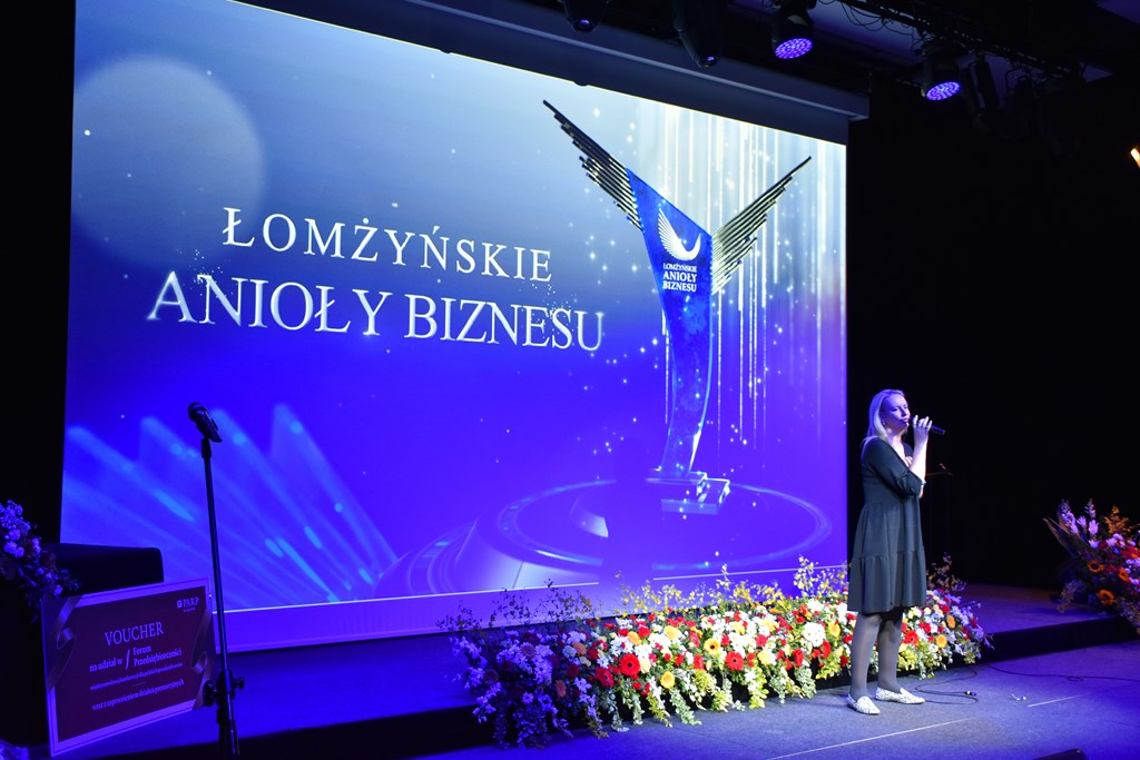 12.05.2022 r. IV Gala Łomżyńskich Aniołów Biznesu; na zdjęciu: Svietlana Tihonowa w podczas wykonywania utworu 