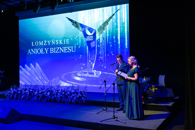 12.05.2022 r. IV Gala Łomżyńskich Aniołów Biznesu; na zdjęciu: konferansjerzy Magdalena Bochenek i Mariusz Rytel