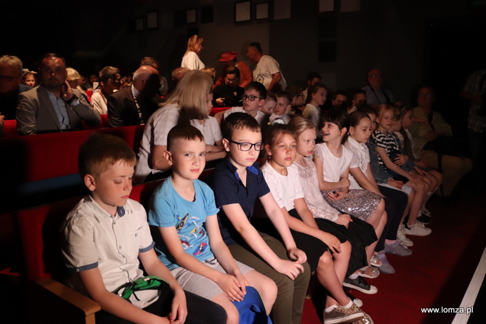 9.06.2022 r. Łomża stolicą teatru; na zdjęciu: uczestnicy gali otwarcia Międzynarodowego Festiwalu Teatralnego WALIZKA 2022