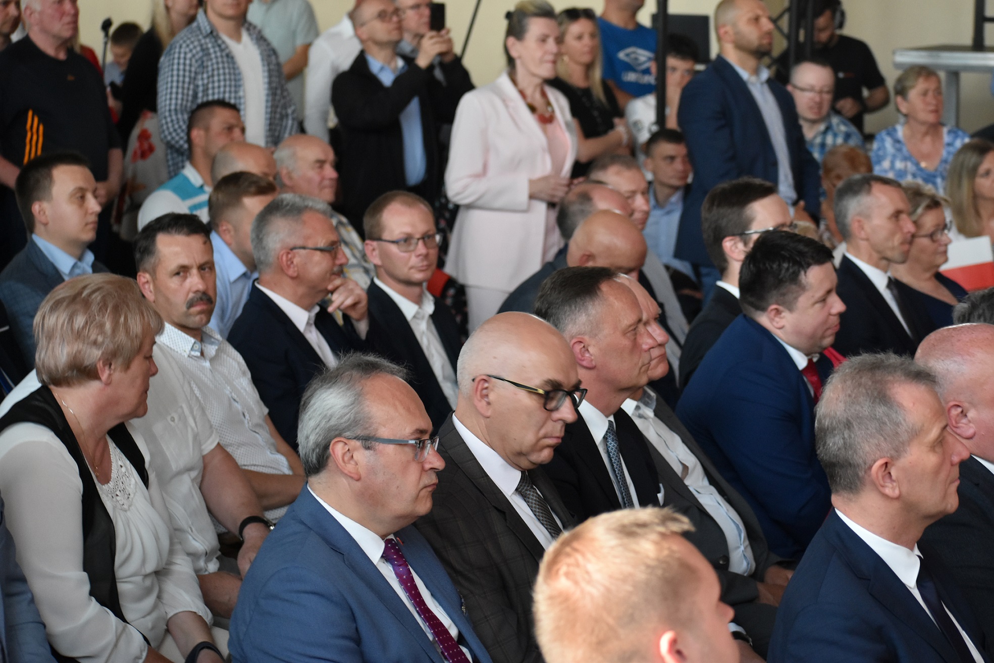 9.06.2022 r. Premier Mateusz Morawiecki z wizytą w Rutkach-Kossakach; na zdjęciu: uczestnicy spotkania