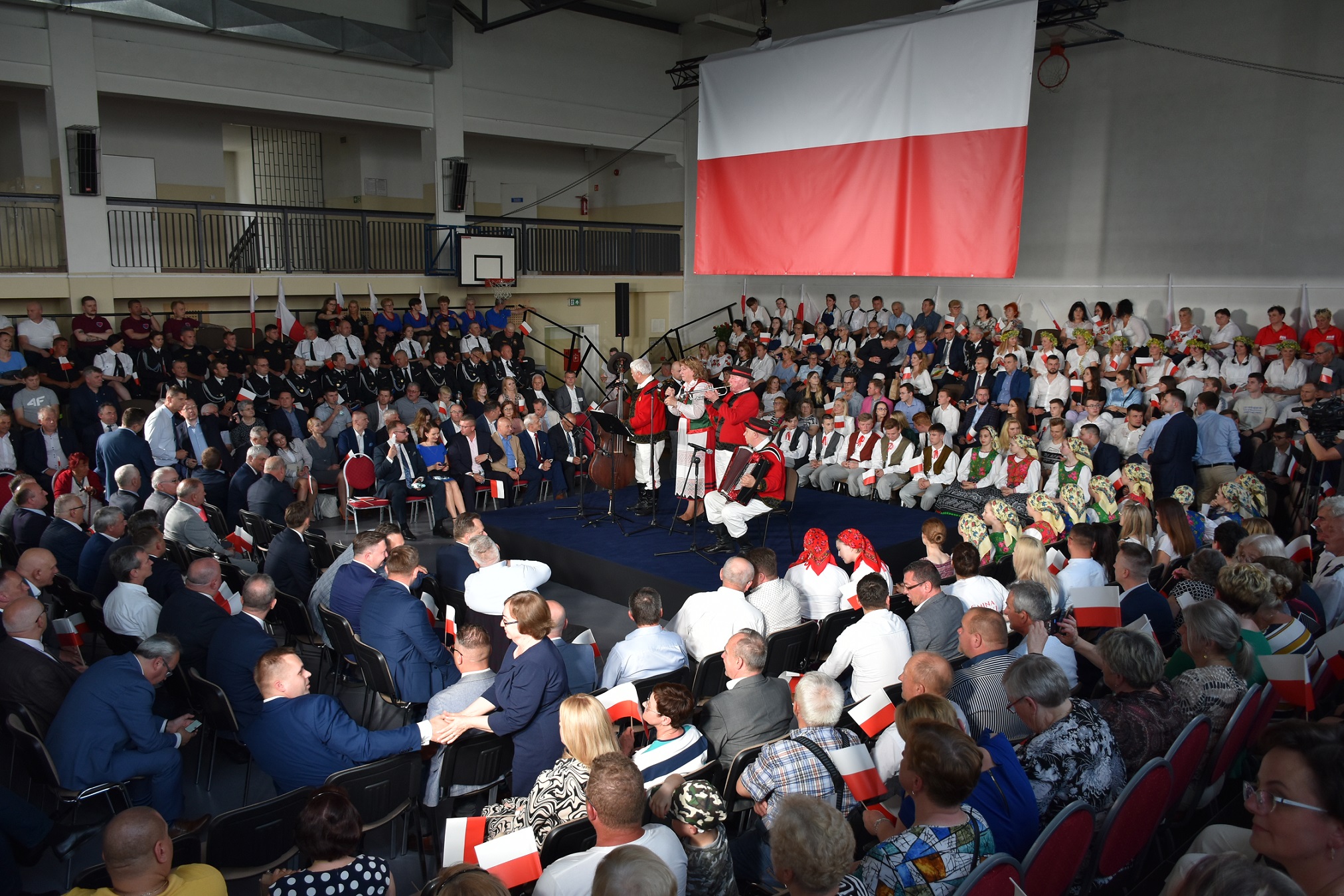 9.06.2022 r. Premier Mateusz Morawiecki z wizytą w Rutkach-Kossakach; na zdjęciu uczestnicy spotkania