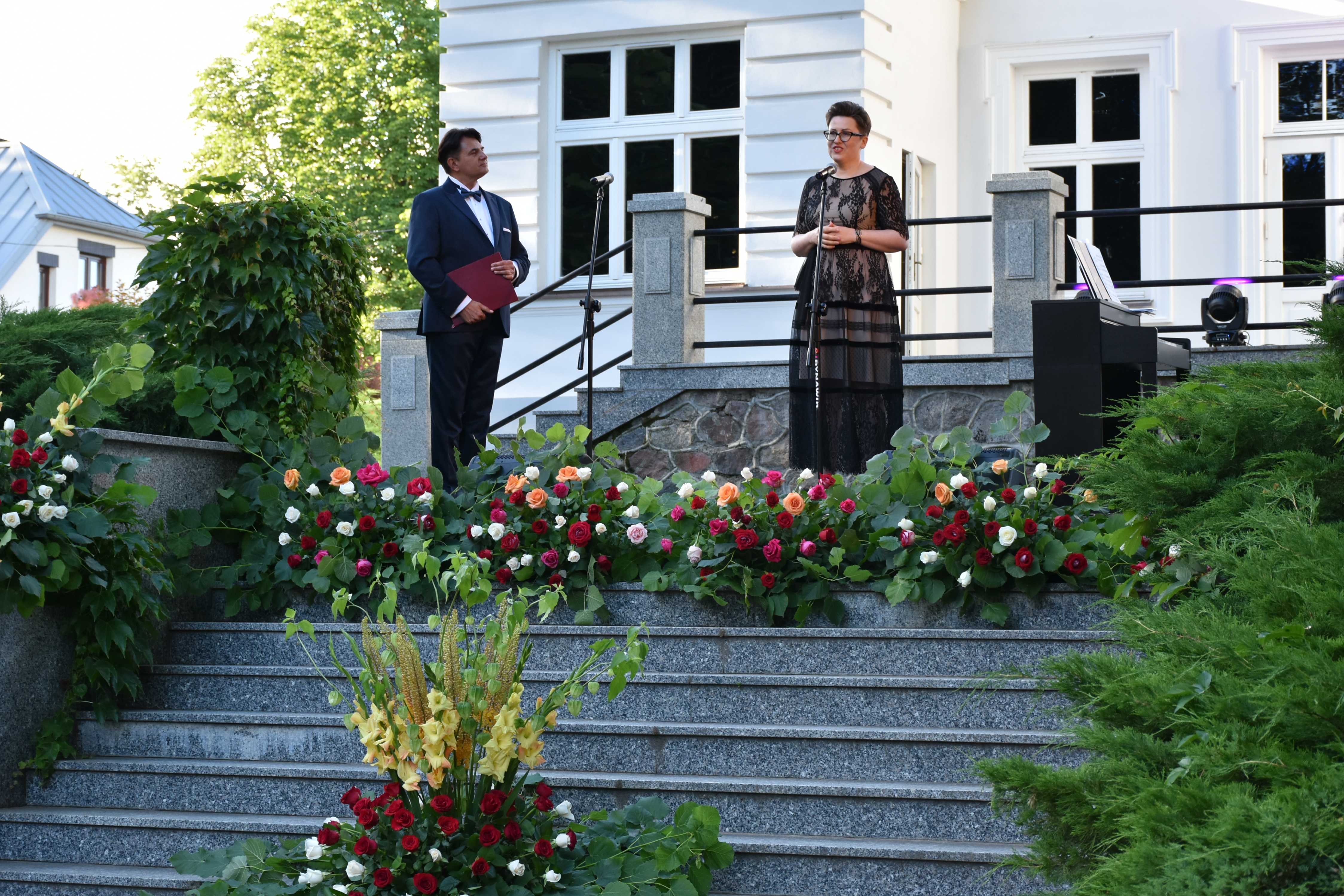 10.07.2022 r. Wielka Gala w Pałacu; na zdjęciu: dr Jacek Szymański, Wicestarosta Łomżyński Maria Dziekońska