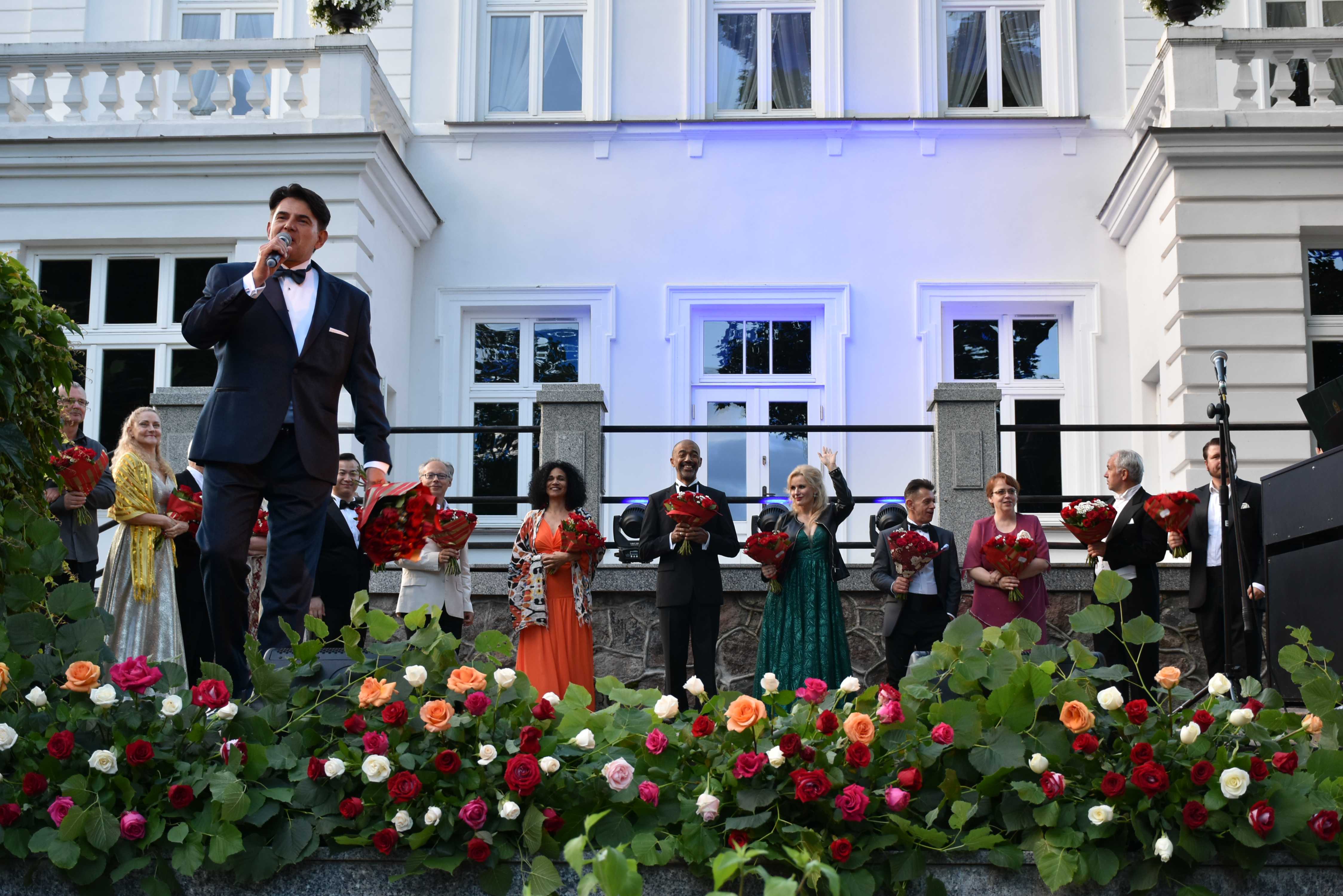 10.07.2022 r. Wielka Gala w Pałacu; na zdjęciu: dr Jacek Szymański i goście honorowi wydarzenia