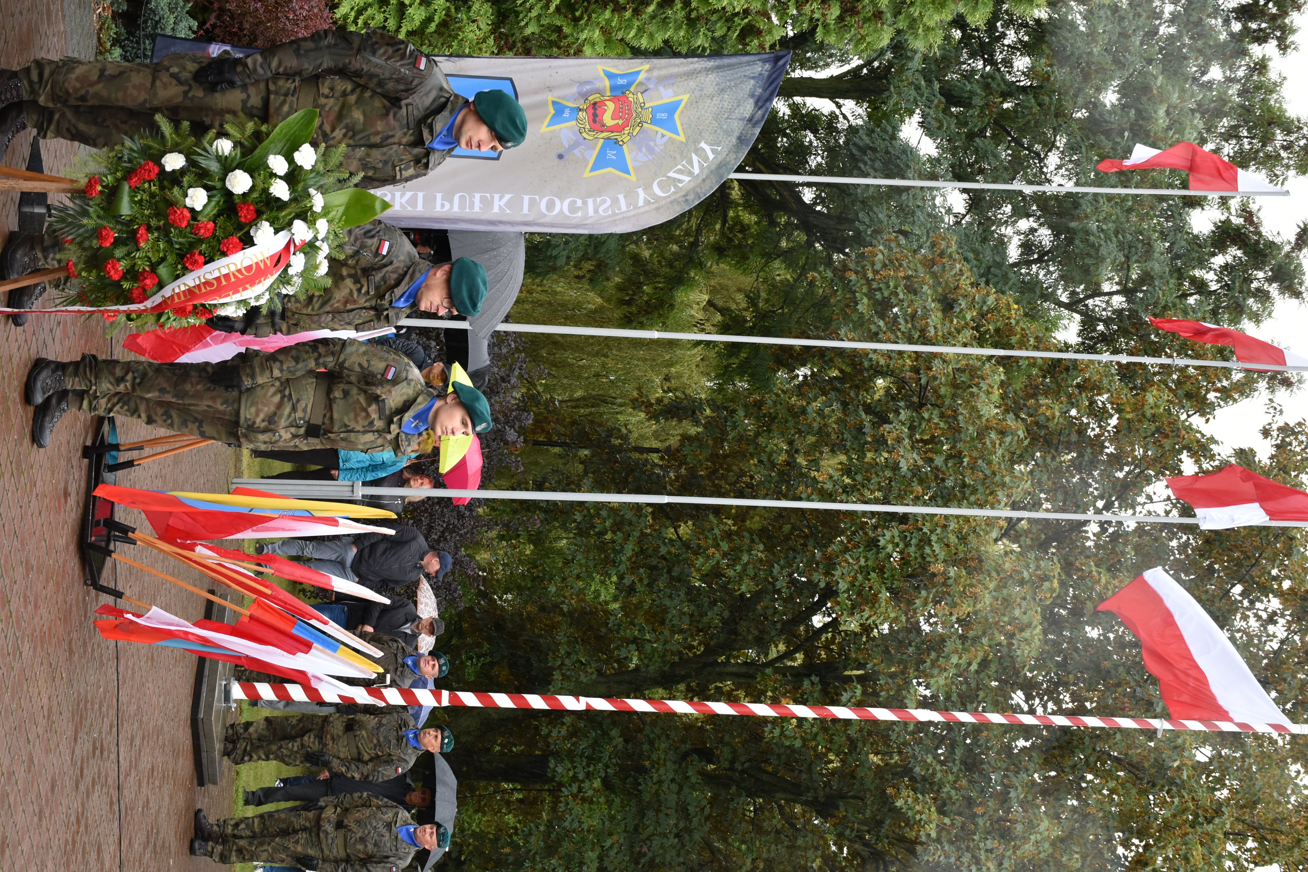 11.09.2022 r. 83.rocznica obrony odcinka "Wizna", na zdjęciu: uroczyste podniesienie flagi państwowej przed pomnikiem żołnierzy Samodzielnej Grupy Operacyjnej Narew
