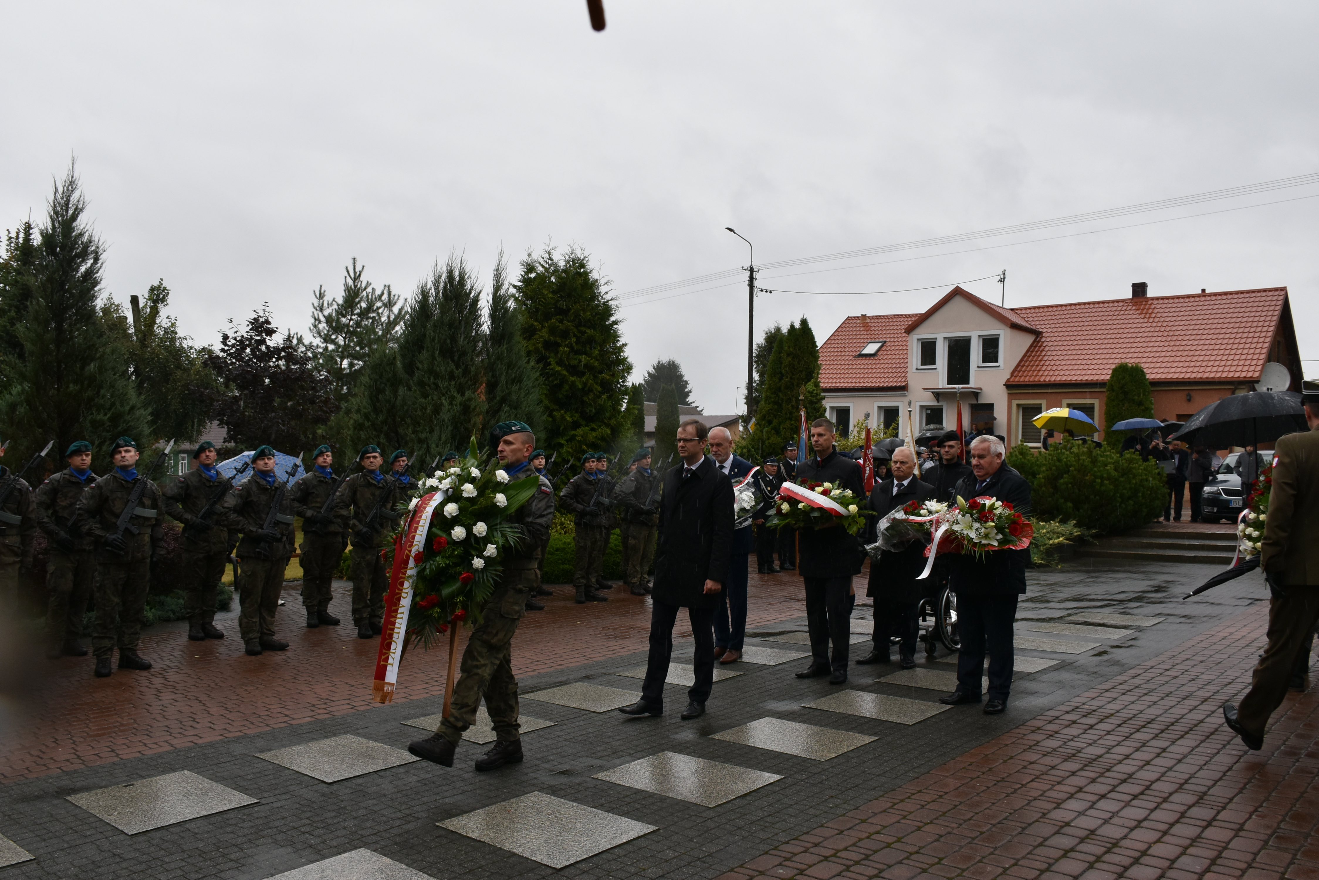 11.09.2022 r. 83.rocznica obrony odcinka "Wizna"; na zdjęciu: delegacje składają kwiaty przed pomnikiem Samodzielnej Grupy Operacyjnej Narew