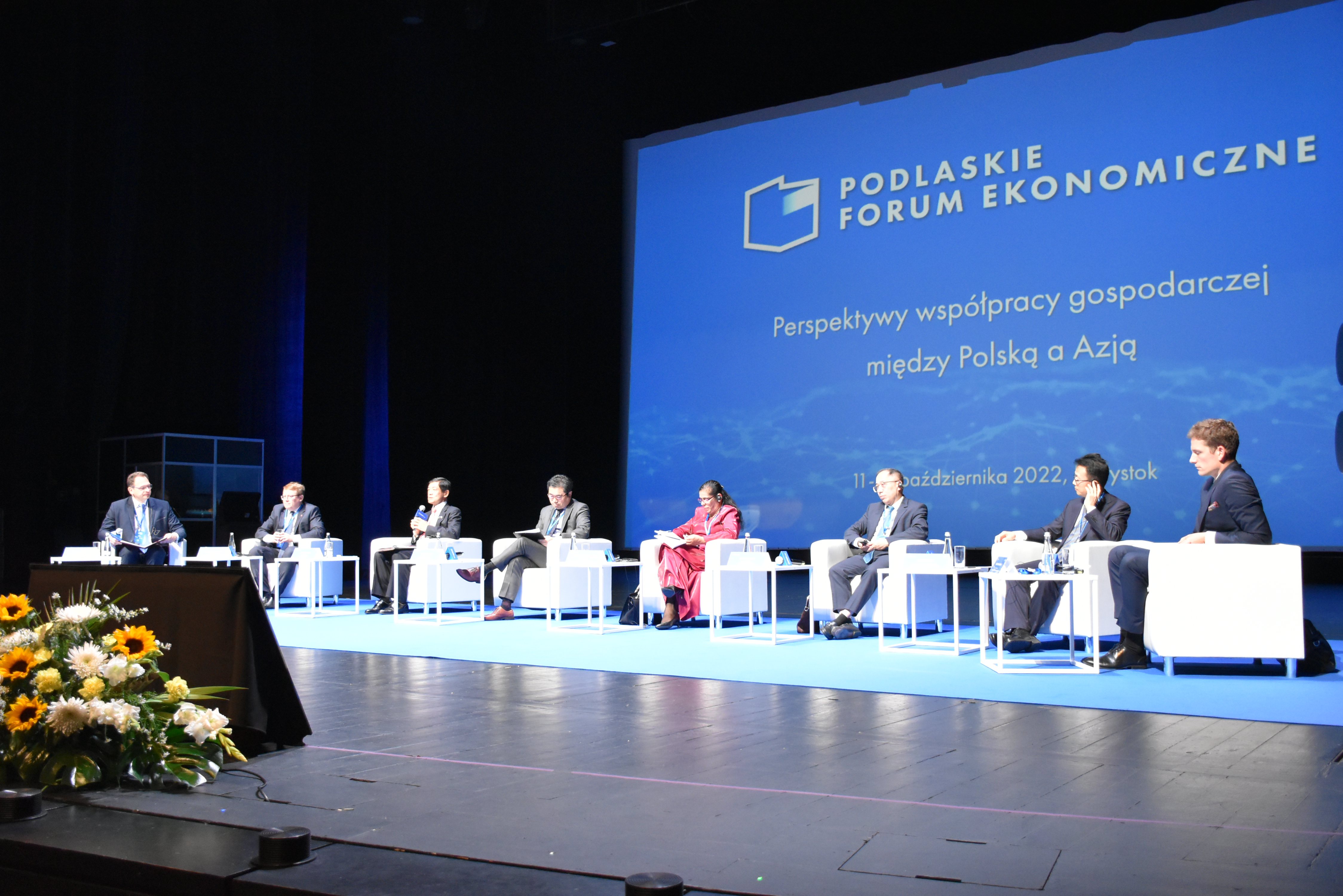 11.10.2022 r. Podlaskie Forum Ekonomiczne 2022; na zdjęciu: uczestnicy wydarzenia podczas panelu dyskusyjnego pn. Perspektywy współpracy gospodarczej między Polską a Azją