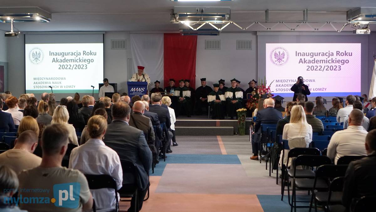 15.10.2022 r. Kolejna łomżyńska uczelnia rozpoczęła rok akademicki 2022/2023, na zdjęciu: uczestnicy wydarzenia