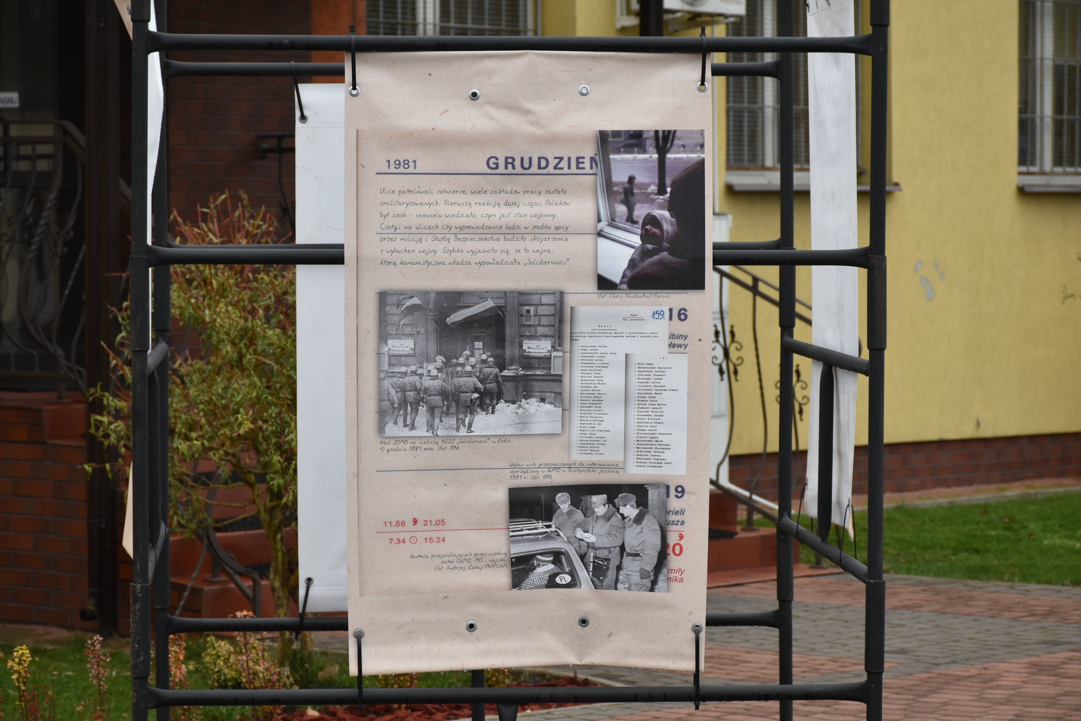 7.11.2022 r. Odsłonięcie pamiątkowej tablicy w miejscu internowania działaczy "Solidarności" w Czerwonym Borze