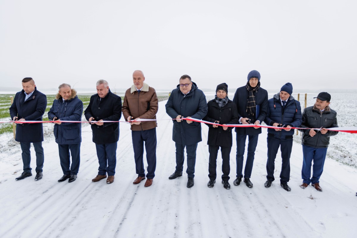 25.11.2022 r. Droga Jurzec Włościański - Dobrzyjałowo połączyła dwa powiaty, na zdjęciu: uroczyste przecięcie wstęgi przez uczestników wydarzenia