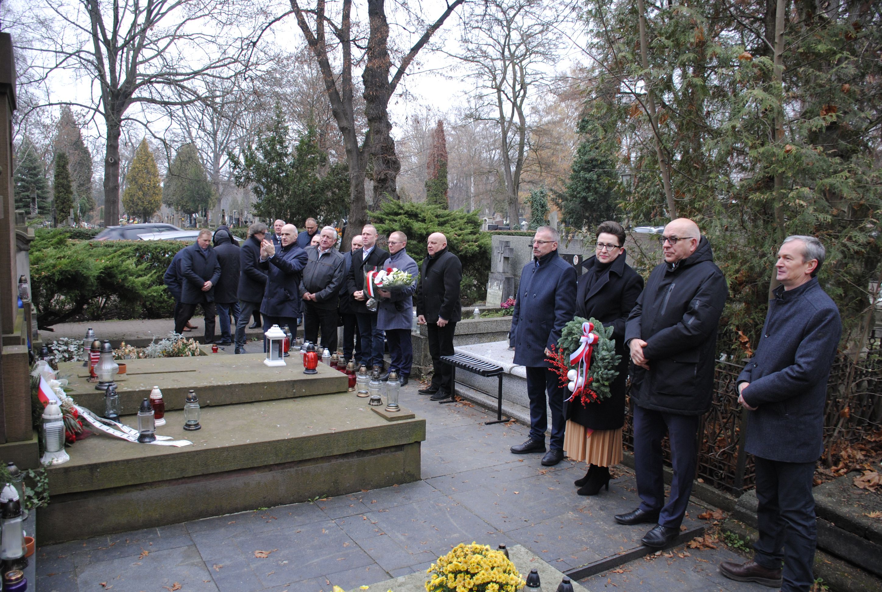 1.12.2022 r. Wizyta Studyjna w Warszawie; na zdjęciu: uczestnicy wydarzenia przed grobem Romana Dmowskiego