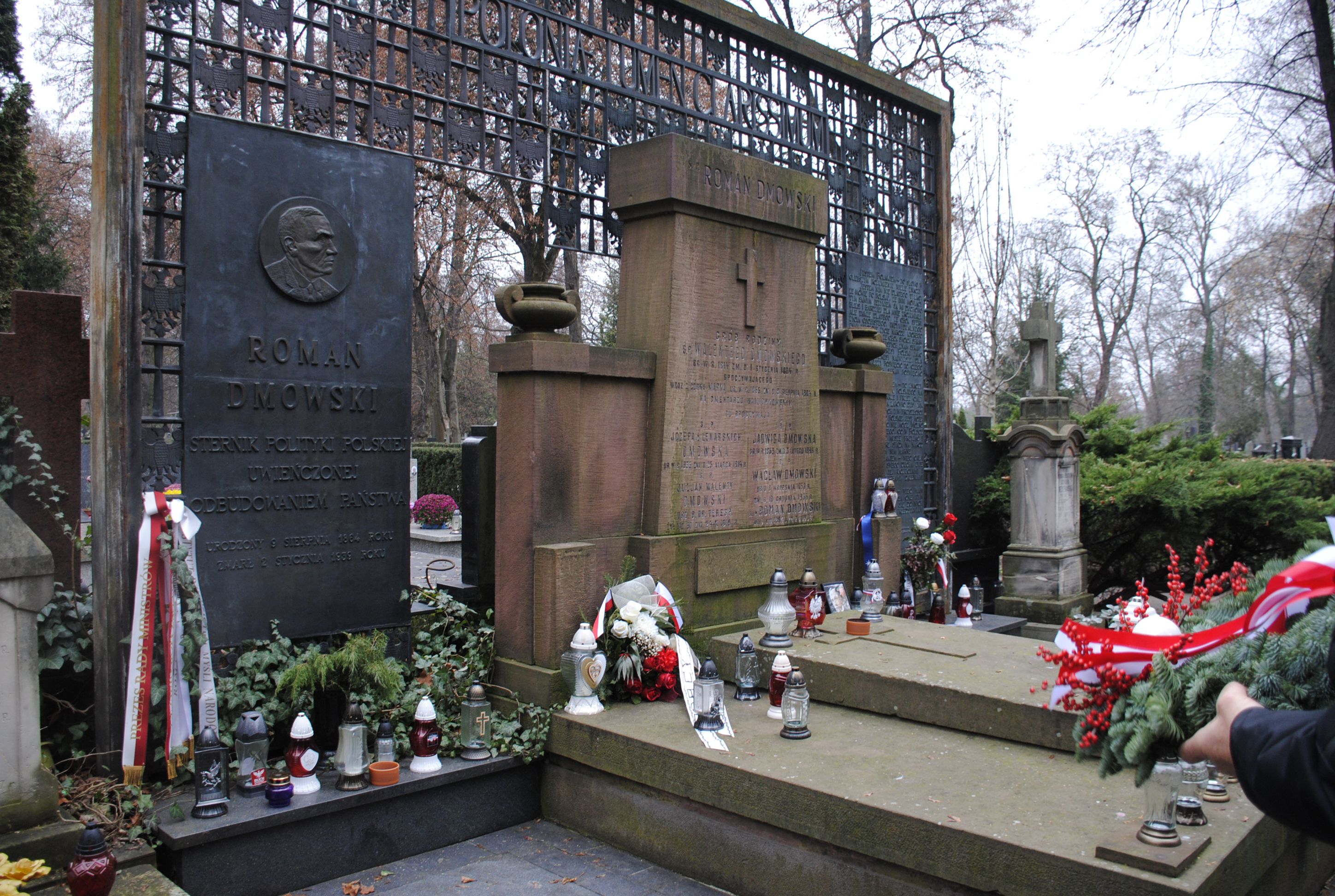 1.12.2022 r. Wizyta Studyjna w Warszawie; na zdjęciu: grób Romana Dmowskiego