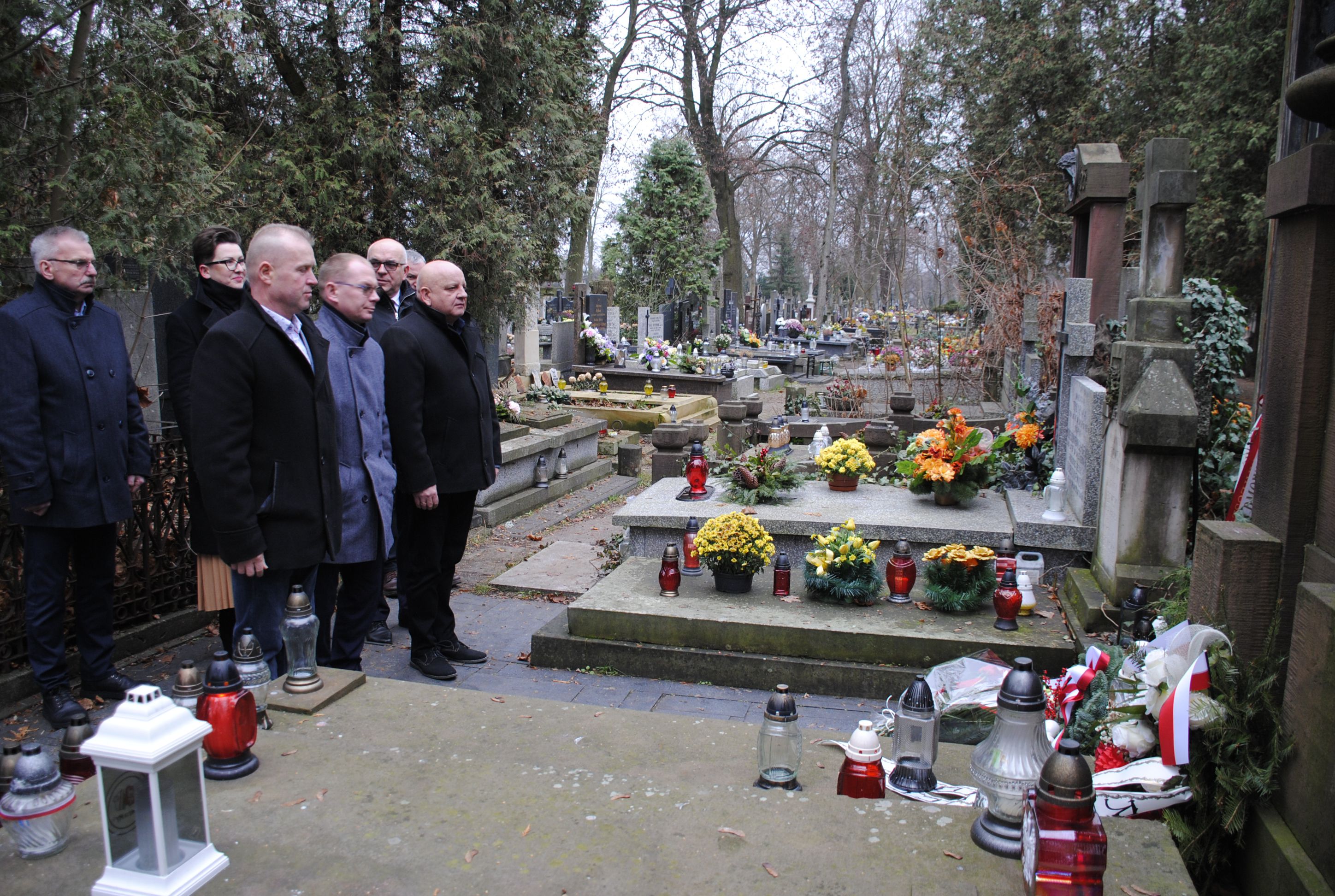 1.12.2022 r. Wizyta Studyjna w Warszawie; na zdjęciu: delegacja Gminy Śniadowo oddaje hołd Romanowi Dmowskiemu przed Jego grobem