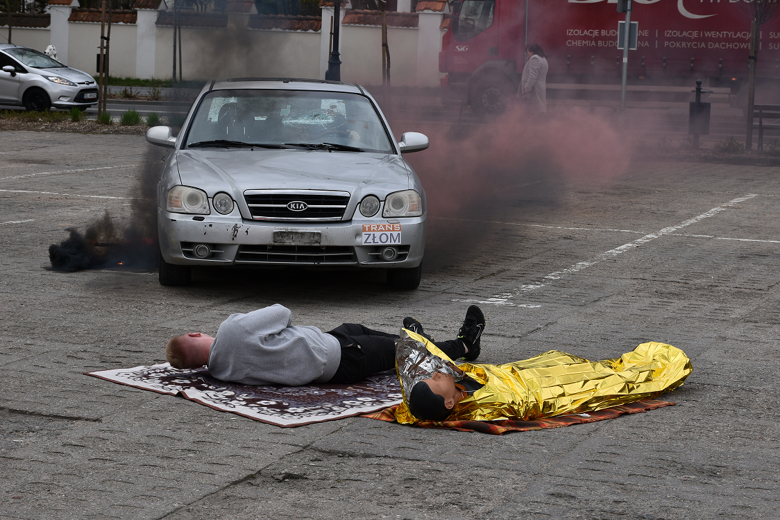 14.04.2023 r. 30 - lecie Wojewódzkiej Stacji Pogotowia Ratunkowego w Łomży; na zdjęciu:  symulacja wypadku drogowego jako wydarzenie towarzyszące Jubileuszowi