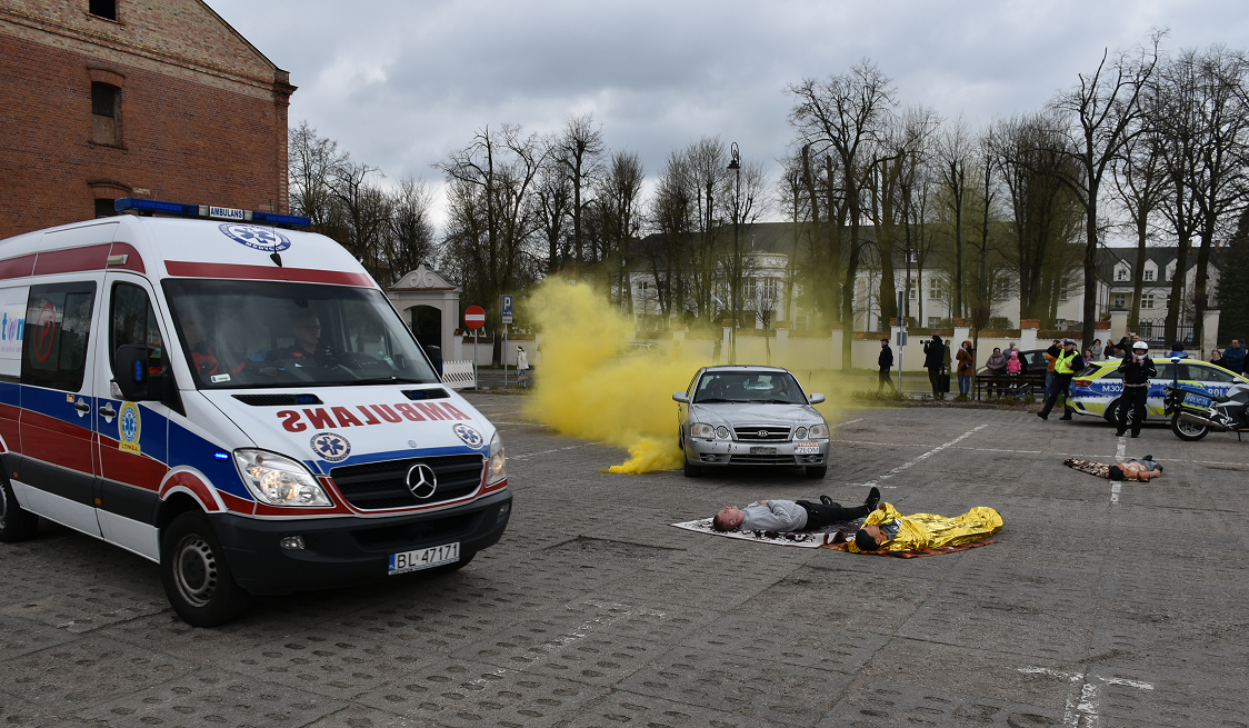 14.04.2023 r. 30 - lecie Wojewódzkiej Stacji Pogotowia Ratunkowego w Łomży; na zdjęciu: symulacja wypadku drogowego jako wydarzenie towarzyszące Jubileuszowi