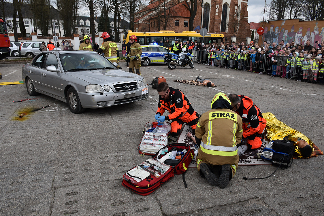 14.04.2023 r. 30 - lecie Wojewódzkiej Stacji Pogotowia Ratunkowego w Łomży; na zdjęciu: symulacja wypadku drogowego oraz pokaz pierwszej pomocy jako wydarzenie towarzyszące Jubileuszowi