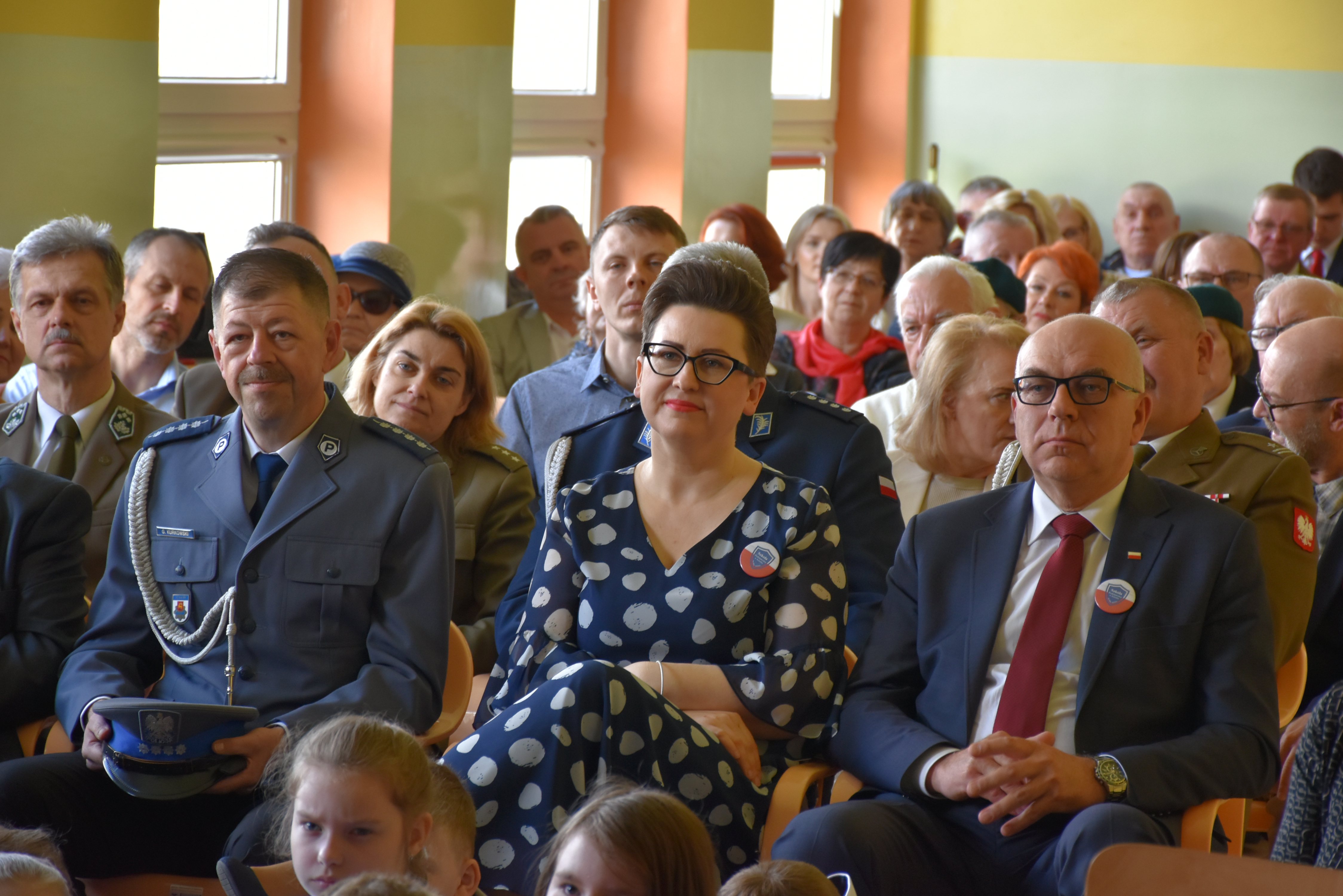 28.04.2023 r. Katyń - ocalić od zapomnienia w Jeziorku; na zdjęciu: zebrani goście podczas uroczystości 