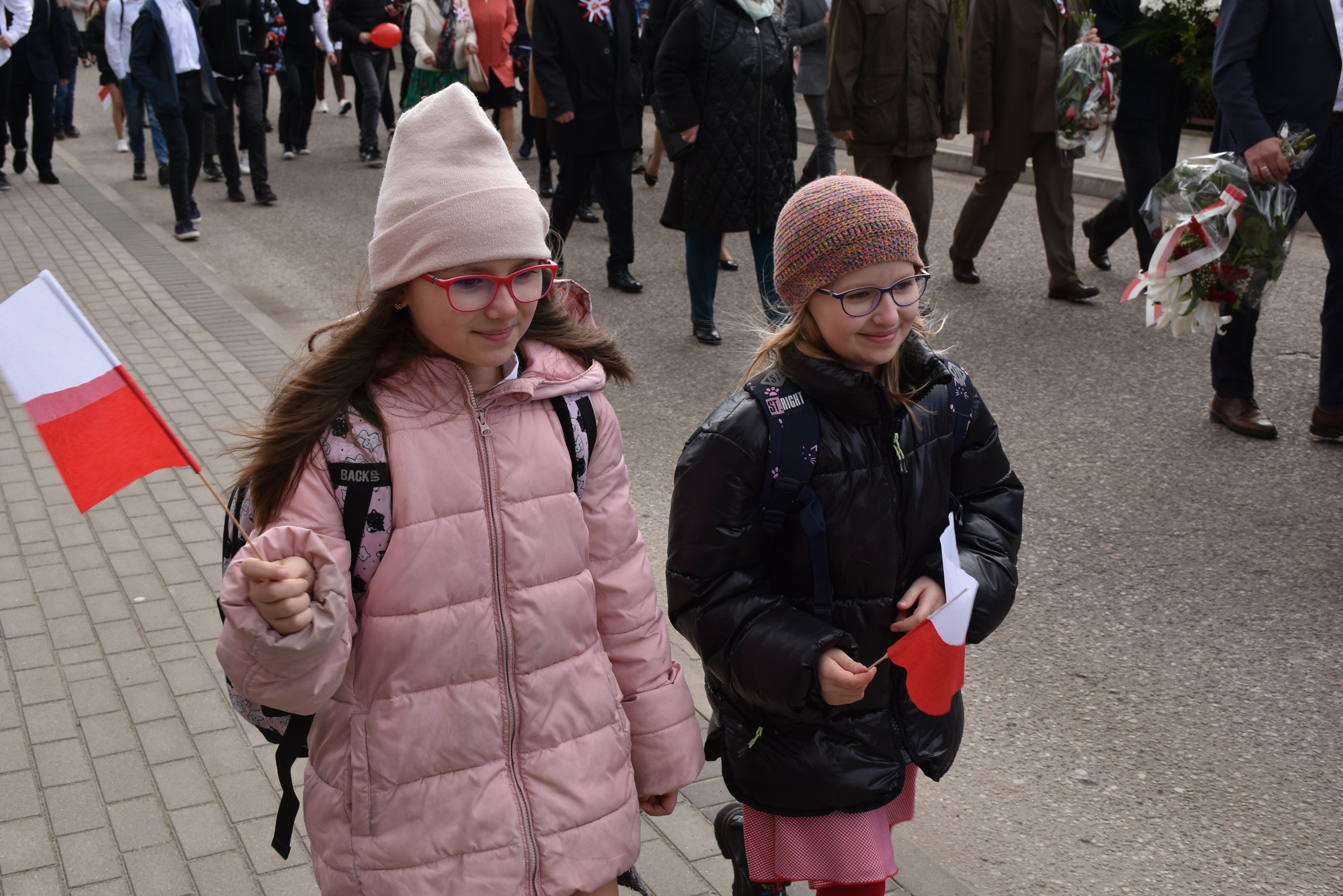 27.04.2023 r. Obchody rocznicy uchwalenia Konstytucji 3 Maja w Nowogrodzie; na zdjęciu: uczestnicy "Marszu 1791" ulicami Nowogrodu
