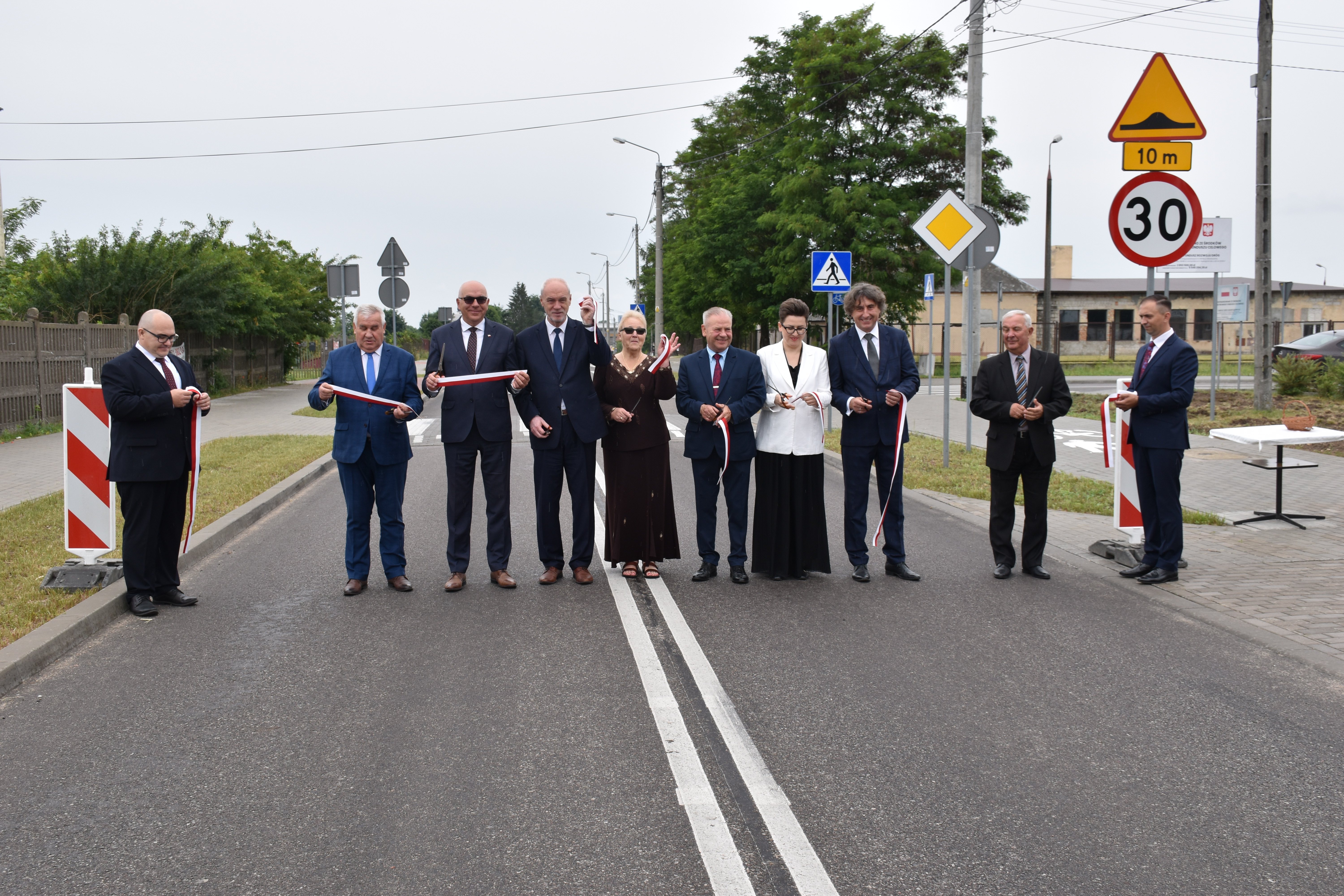 18.06.2023 r. Przebudowaliśmy drogę powiatową - ulicę Łomżyńską w Nowogrodzie; na zdjęciu: uroczyste otwarcie drogi 