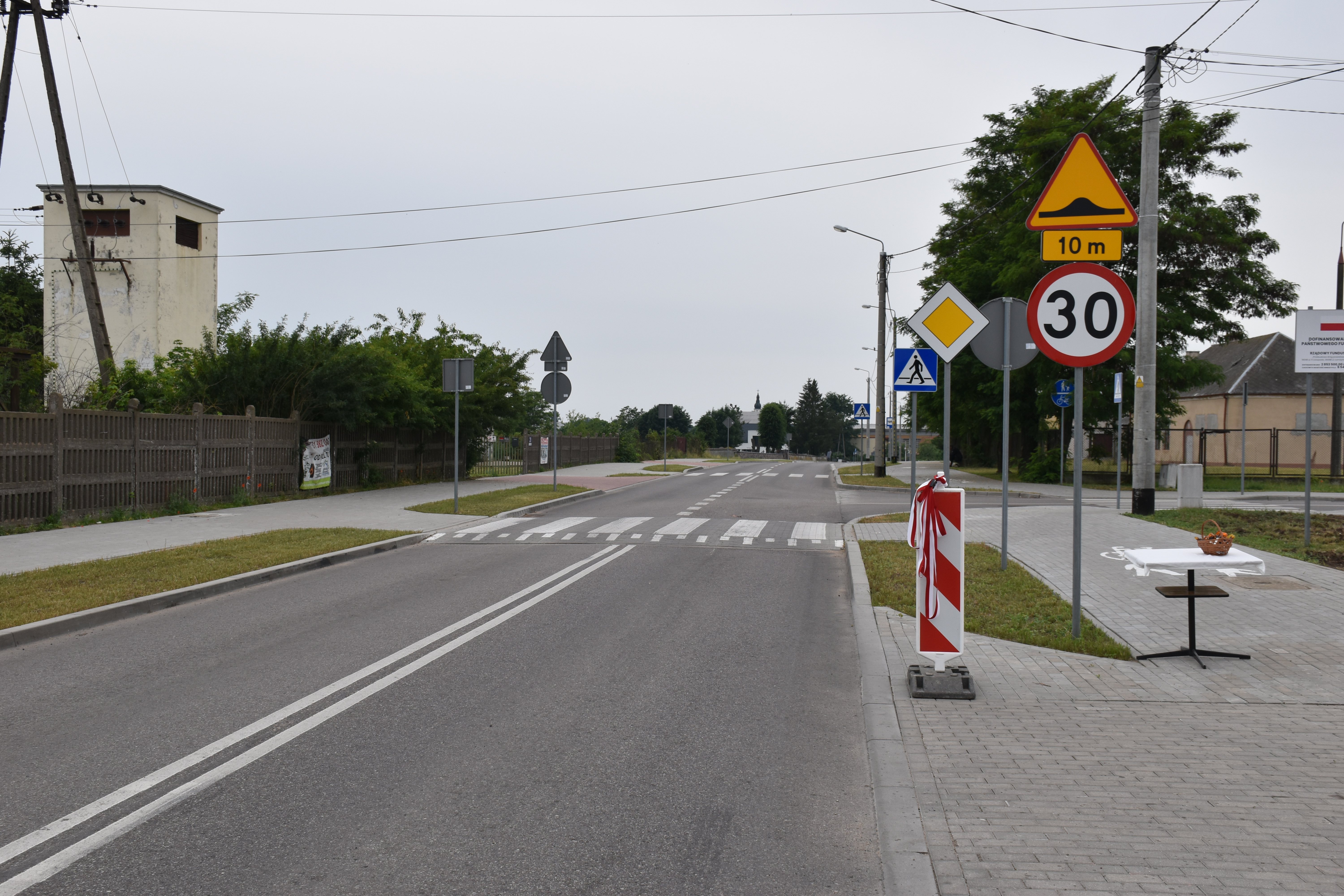 18.06.2023 r. Przebudowaliśmy drogę powiatową - ulicę Łomżyńską w Nowogrodzie; na zdjęciu: droga powiatowa nr 2609B ul. Łomżyńska w Nowogrodzie