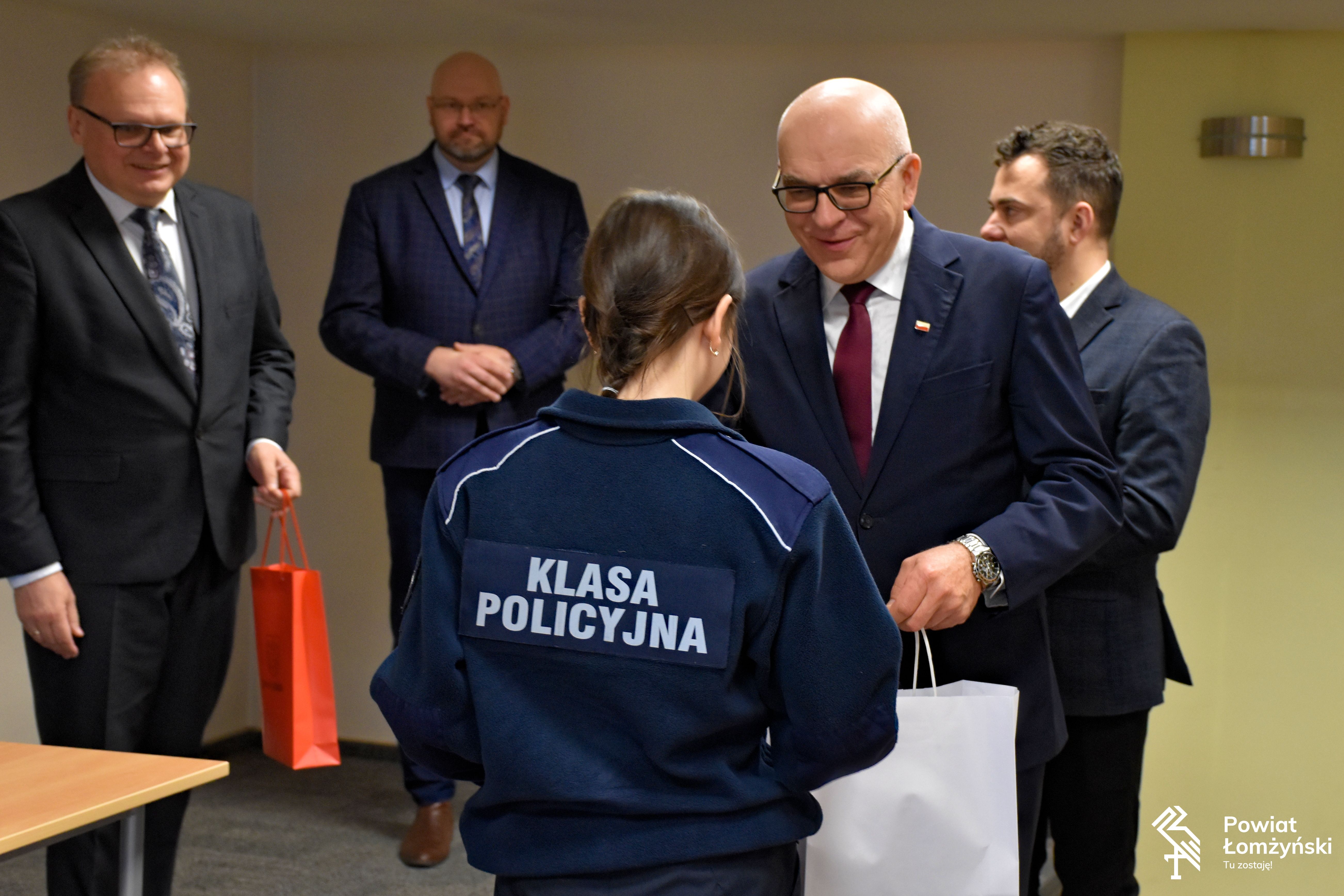 10.04.2025 r.; Młodzi pasjonaci prawa odebrali zasłużone nagrody; na zdjęciu: Starosta Łomżyński Lech Marek Szabłowski