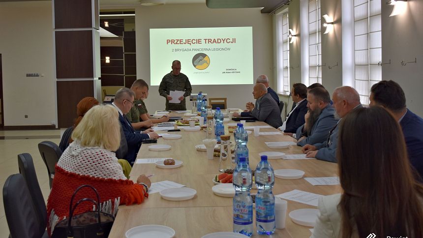 Trwają prace nad sztandarem 2 Brygady Pancernej Legionów w Czerwonym Borze (2. BPancLeg)