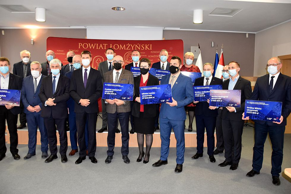 4.11.2021 r. 103 mln złotych z Polskiego Ładu na inwestycje dla samorządów łomżyńskich; na zdjęciu: uczestnicy wydarzenia