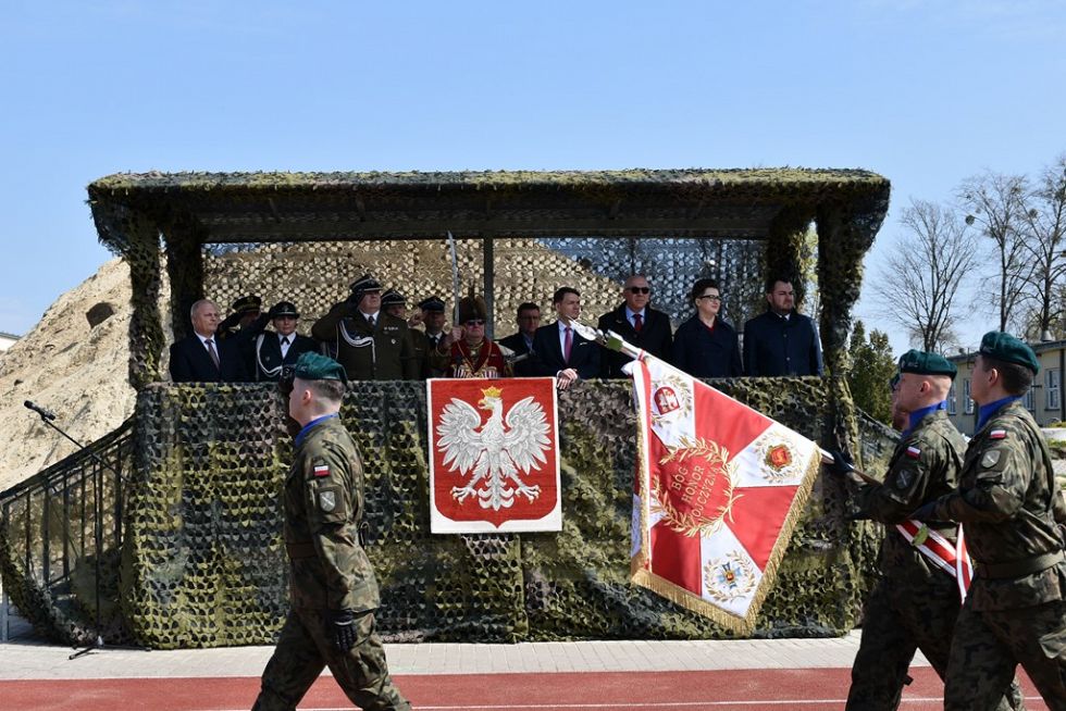 02.05.2022 r.; Dzień Flagi Rzeczypospolitej Polskiej; defilada  żołnierzy 18. Łomżyńskiego Pułku Logistycznego.
