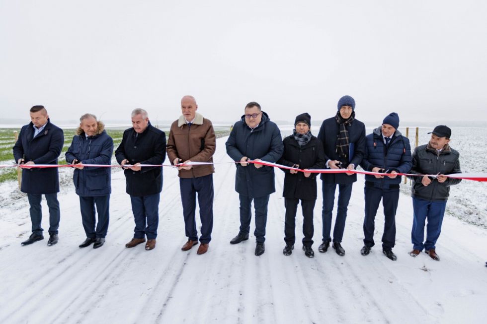 25.11.2022 r. Droga Jurzec Włościański - Dobrzyjałowo połączyła dwa powiaty, na zdjęciu: uroczyste przecięcie wstęgi przez uczestników wydarzenia