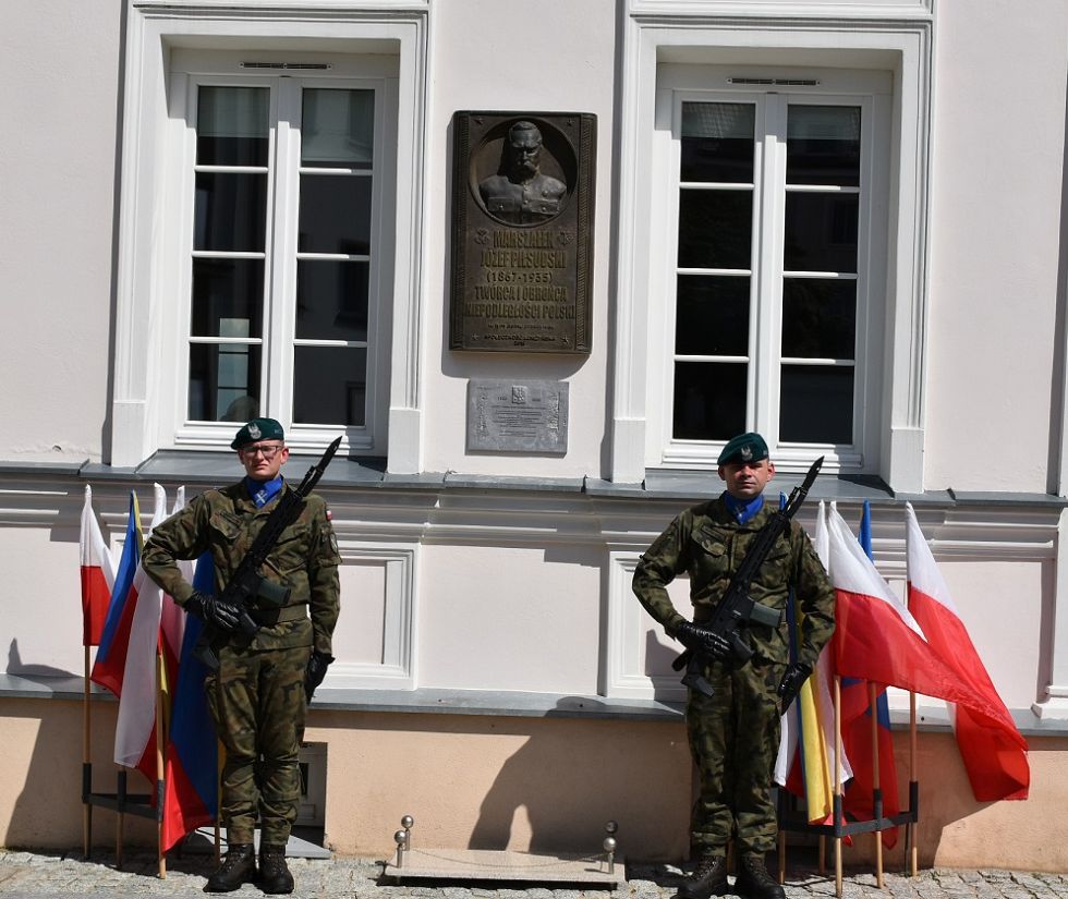 11.08.2023 r., Łomżyńskie obchody Święta Wojska Polskiego, tablica upamiętniająca Marszałka Józefa Piłsudskiego przed Domkiem Pastora w Łomży 