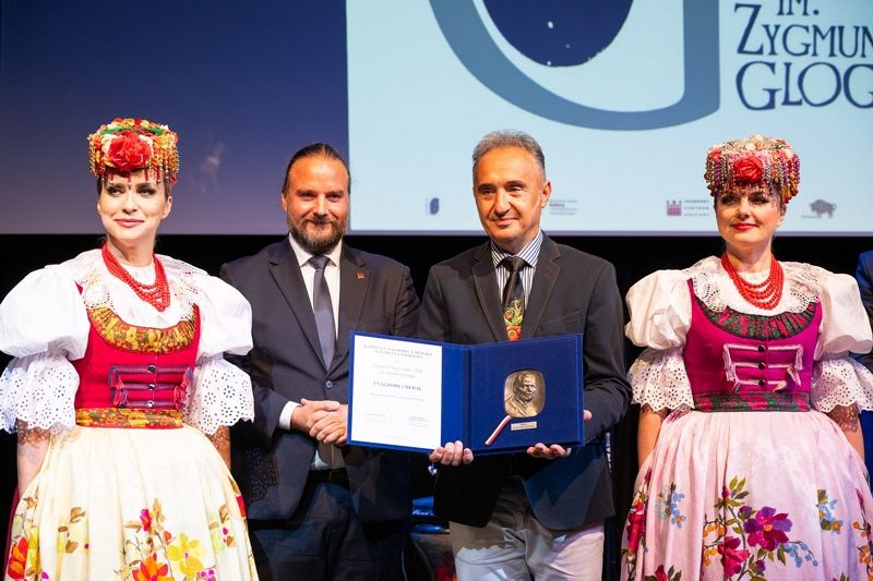 22.09.2023 r. Znamy już laureatów Konkursu o Nagrodę i Medal im. Zygmunta Glogera!; na zdjęciu od lewej: 
Wicedyrektor Narodowego Centrum Kultury Andrzej Bieńkowski, Dyrektor Zespołu Pieśni i Tańca „Śląsk” Zbigniew Cierniak