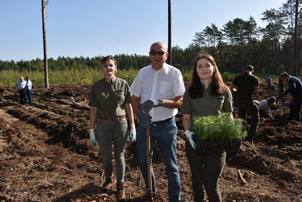 27.09.2023 r. Trzecia Ogólnopolska Akcja "Łączą nas Drzewa"; na zdjęciu: Starosta Łomżyński Lech Marek Szabłowski i uczestniczki wydarzenia