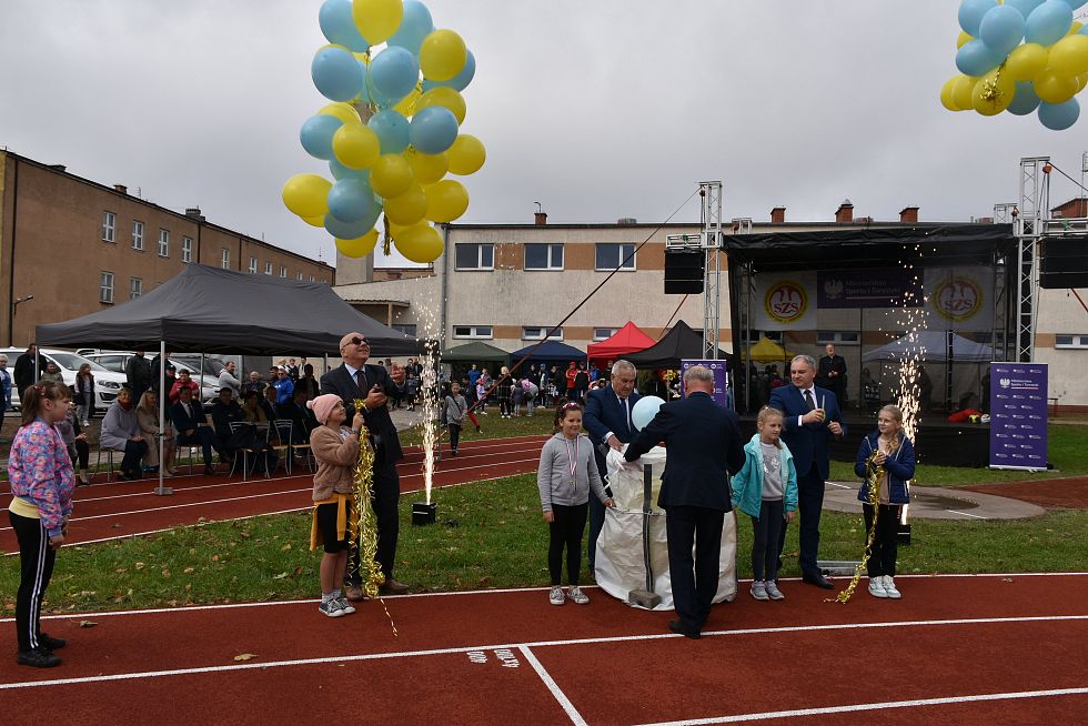 6.10.2023 r. Nowy obiekt sportowy w Jedwabnem; na zdjęciu: uczestnicy wydarzenia 