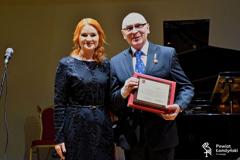 04.04.2025 r.; Uroczysta Gala Jubileuszowa Państwowej Szkoły Muzycznej I i II stopnia w Łomży; na zdjęciu: Wicestarosta Łomżyński Anna Gawrych i Dyrektor Państwowej Szkoły Muzycznej I i II stopnia w Łomży Mirosław Korona