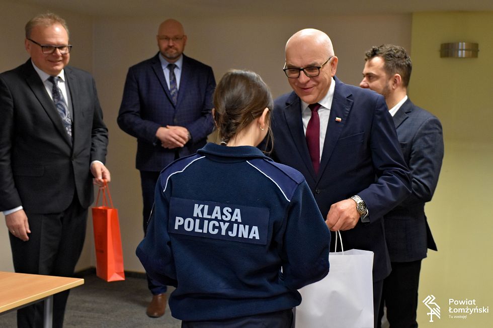 10.04.2025 r.; Młodzi pasjonaci prawa odebrali zasłużone nagrody; na zdjęciu: Starosta Łomżyński Lech Marek Szabłowski